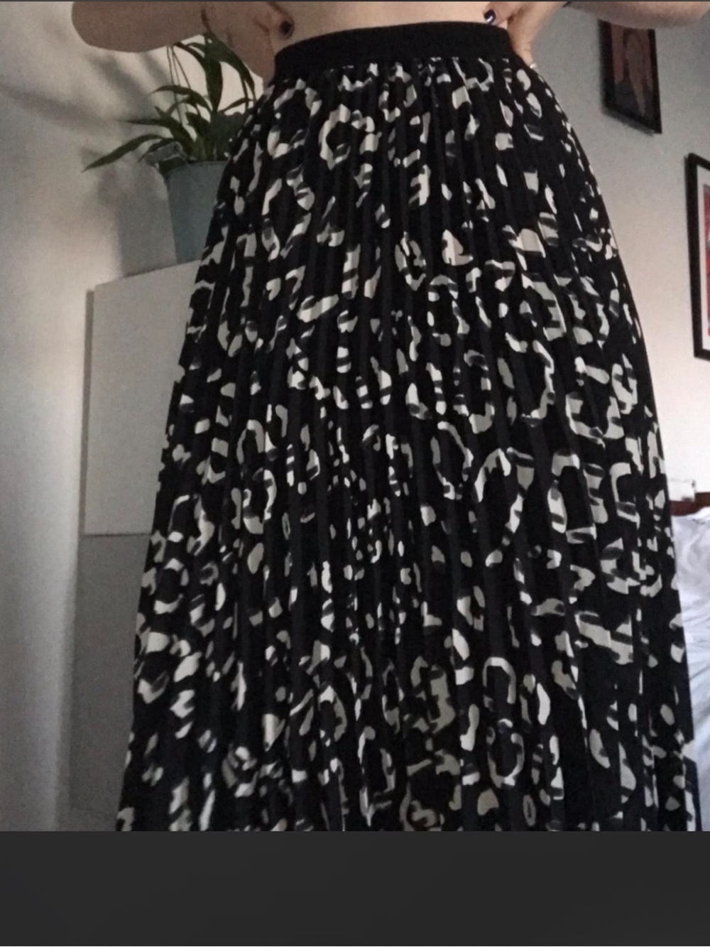 H&M Black and Cream Pleated Midi Skirt size US 6 - Picture 3 of 14